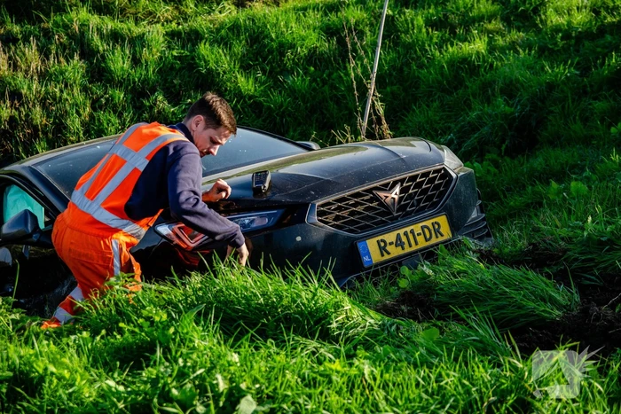Auto belandt in sloot na frontale botsing op kruising