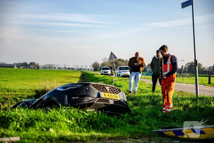 Auto belandt in sloot na frontale botsing op kruising