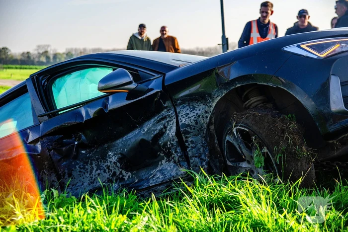 Auto belandt in sloot na frontale botsing op kruising