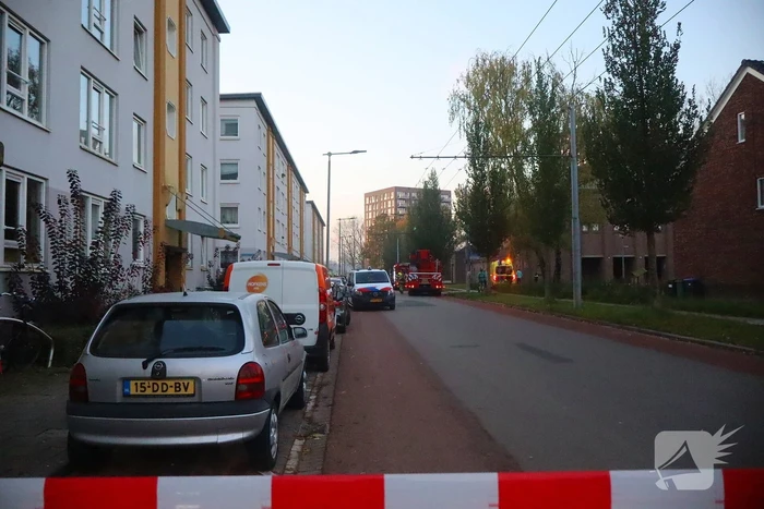 Specialistisch politieteam treft overleden persoon aan bij inval na flatbrand