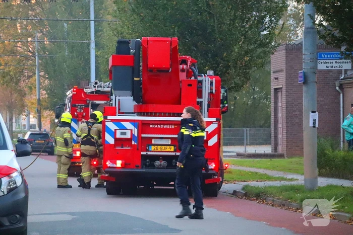 Specialistisch politieteam treft overleden persoon aan bij inval na flatbrand