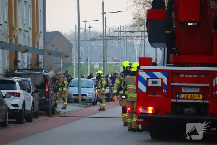 Specialistisch politieteam treft overleden persoon aan bij inval na flatbrand