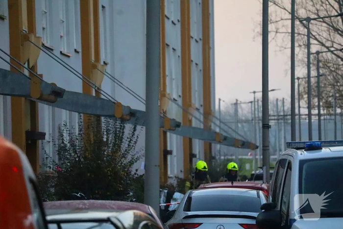 Specialistisch politieteam treft overleden persoon aan bij inval na flatbrand