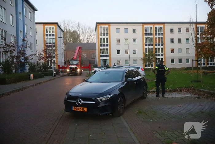 Specialistisch politieteam treft overleden persoon aan bij inval na flatbrand