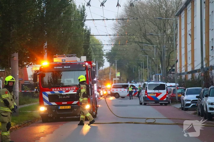 Specialistisch politieteam treft overleden persoon aan bij inval na flatbrand