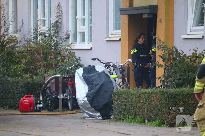 Specialistisch politieteam treft overleden persoon aan bij inval na flatbrand