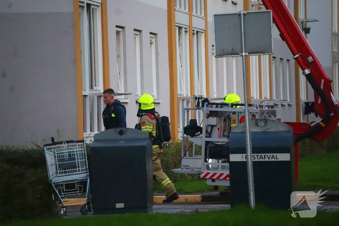 Specialistisch politieteam treft overleden persoon aan bij inval na flatbrand