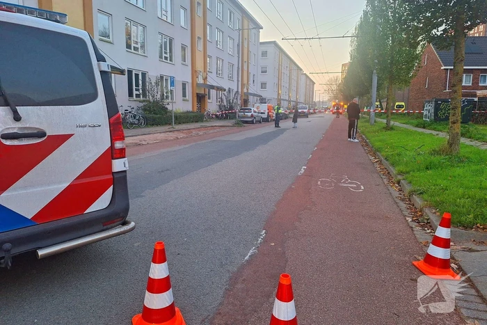 Specialistisch politieteam treft overleden persoon aan bij inval na flatbrand
