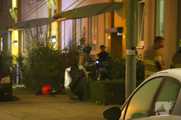 Specialistisch politieteam treft overleden persoon aan bij inval na flatbrand