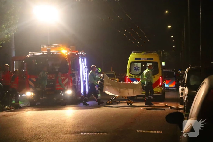 Specialistisch politieteam treft overleden persoon aan bij inval na flatbrand