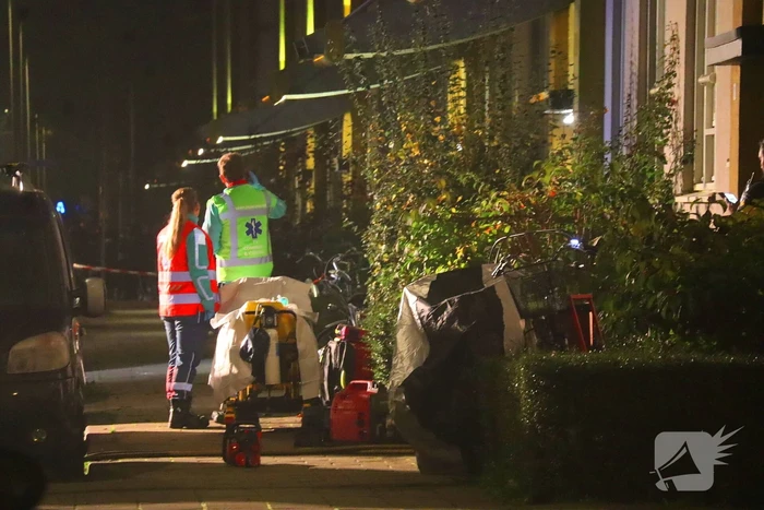 Specialistisch politieteam treft overleden persoon aan bij inval na flatbrand