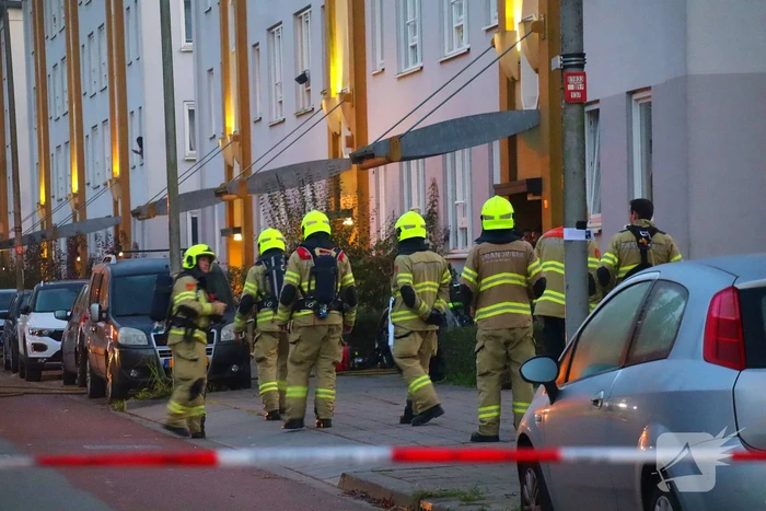 Specialistisch politieteam treft overleden persoon aan bij inval na flatbrand