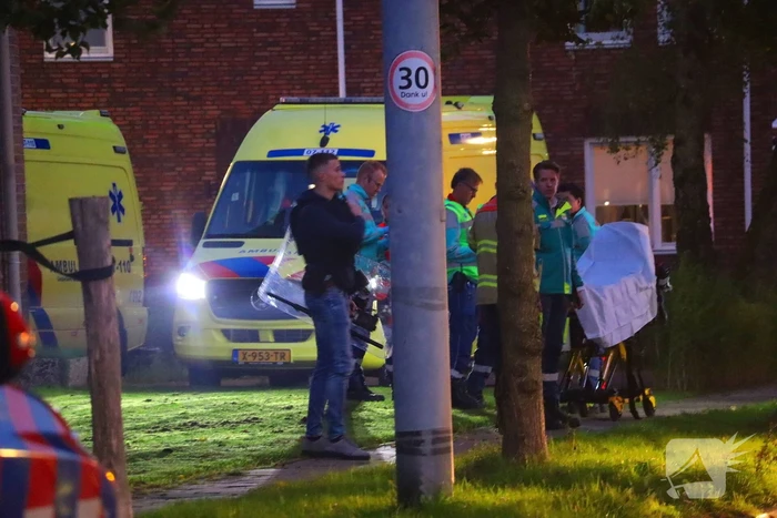 Specialistisch politieteam treft overleden persoon aan bij inval na flatbrand