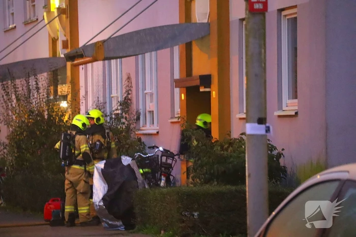 Specialistisch politieteam treft overleden persoon aan bij inval na flatbrand