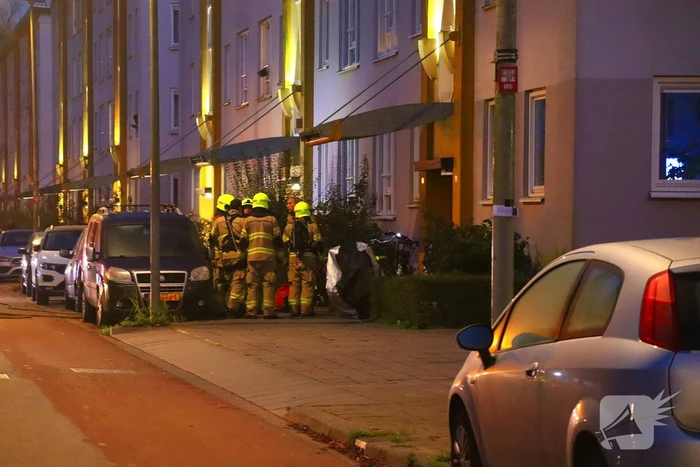 Specialistisch politieteam treft overleden persoon aan bij inval na flatbrand