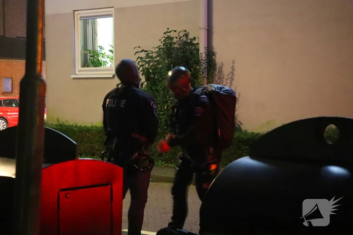 Specialistisch politieteam treft overleden persoon aan bij inval na flatbrand