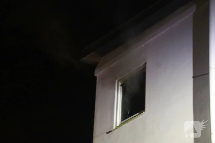 Specialistisch politieteam treft overleden persoon aan bij inval na flatbrand