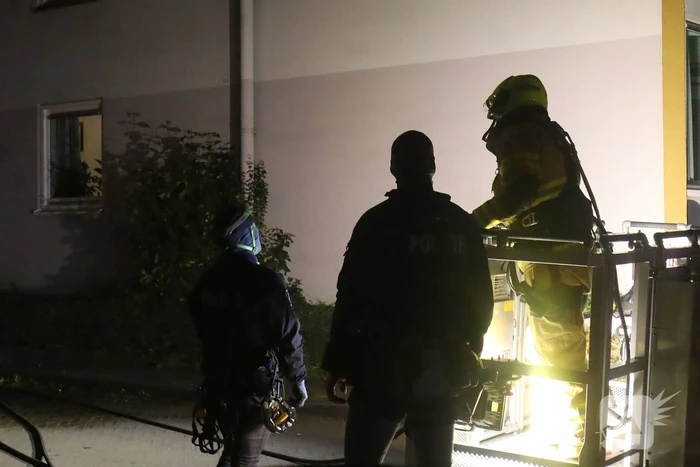 Specialistisch politieteam treft overleden persoon aan bij inval na flatbrand