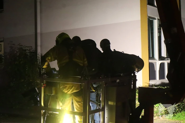 Specialistisch politieteam treft overleden persoon aan bij inval na flatbrand