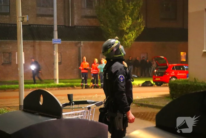 Specialistisch politieteam treft overleden persoon aan bij inval na flatbrand