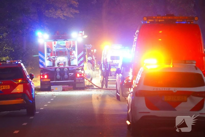 Auto botst tegen boom en belandt in greppel, 62-jarige bestuurder overleden