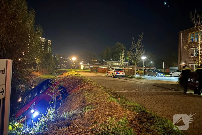 Oudere vrouw belandt met brommobiel in sloot