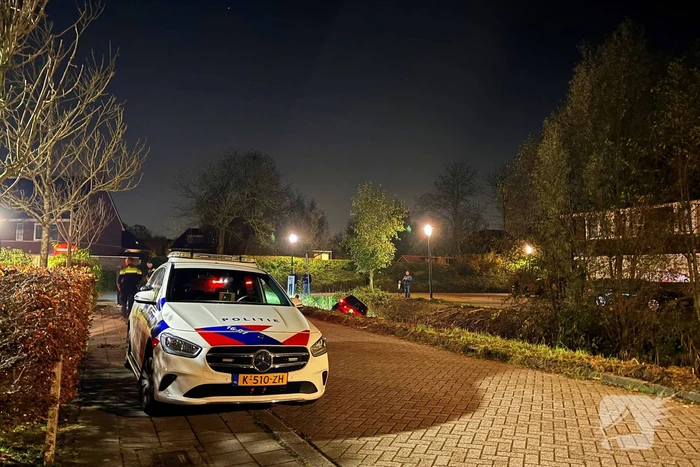 Oudere vrouw belandt met brommobiel in sloot