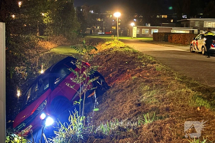 Oudere vrouw belandt met brommobiel in sloot