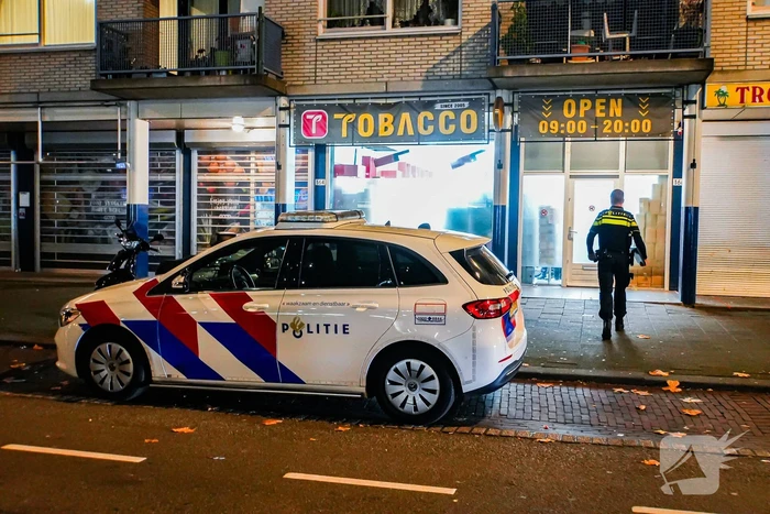 Personeel tabak shop bedreigt met mes