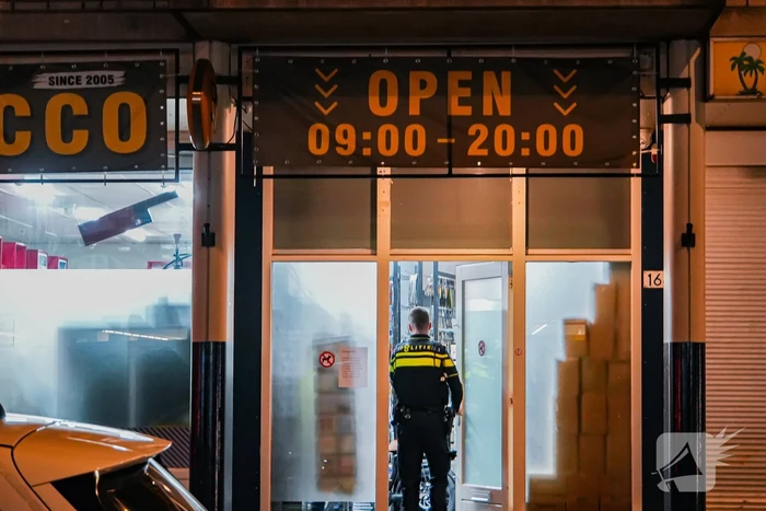 Personeel tabak shop bedreigt met mes