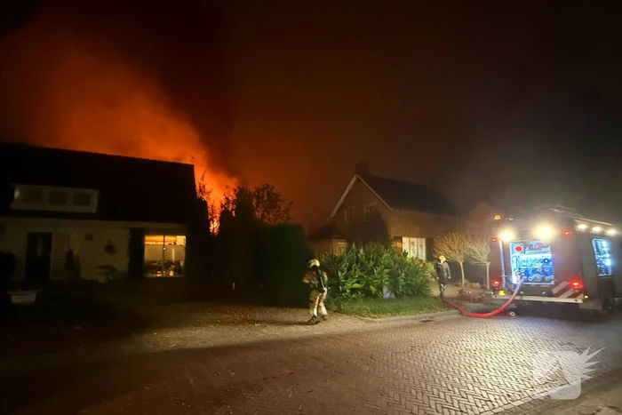 Vlammen slaan uit dak van schuur