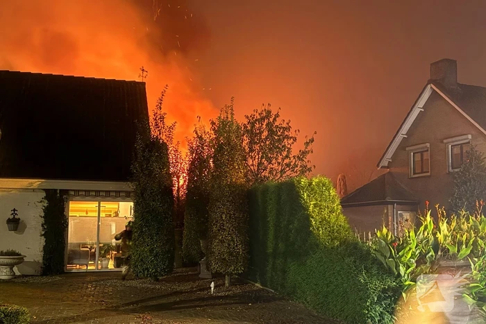 Vlammen slaan uit dak van schuur