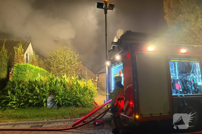 Vlammen slaan uit dak van schuur