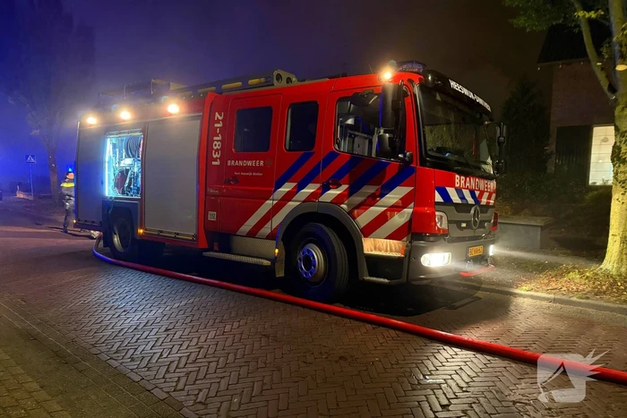 Vlammen slaan uit dak van schuur