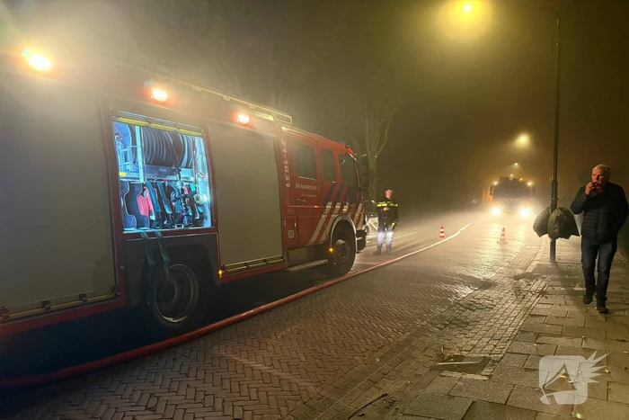 Vlammen slaan uit dak van schuur