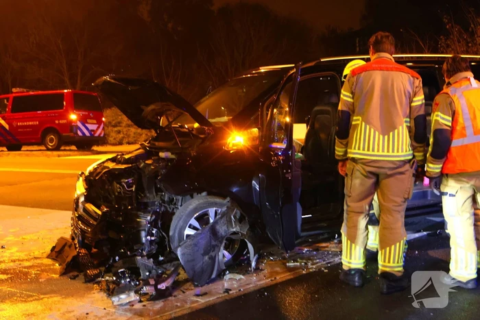 Taxichauffeur door brandweer uit bus bevrijdt
