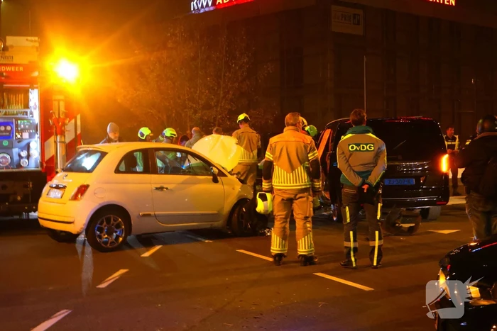 Taxichauffeur door brandweer uit bus bevrijdt