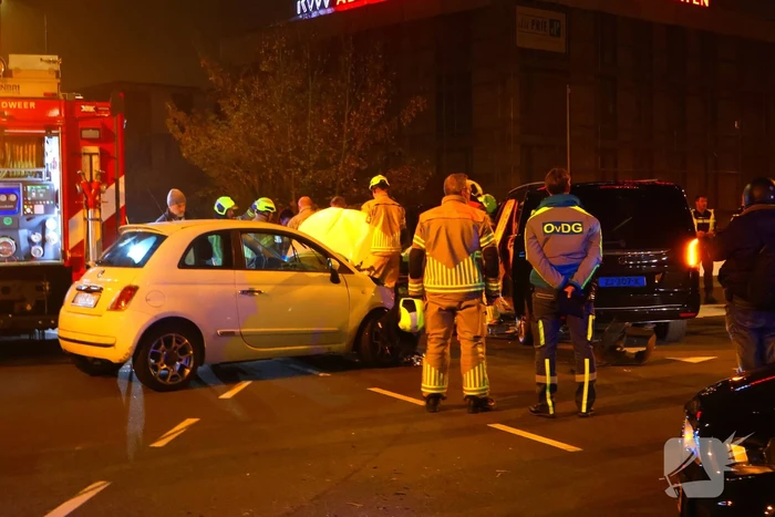 Taxichauffeur door brandweer uit bus bevrijdt