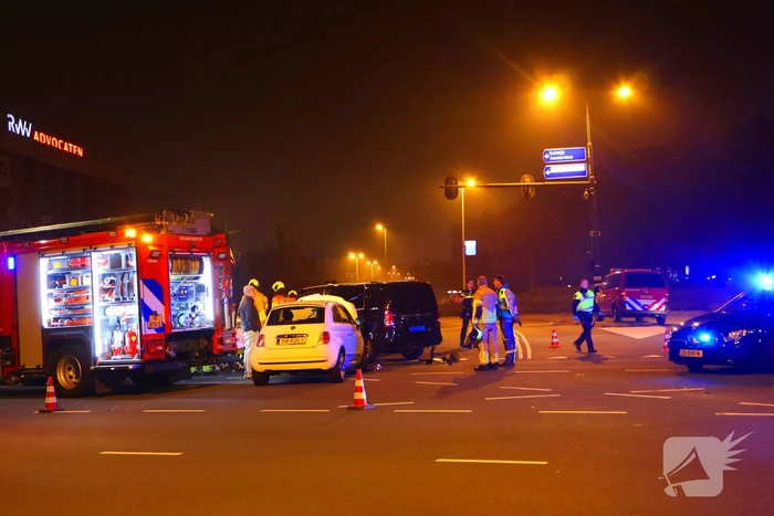 Taxichauffeur door brandweer uit bus bevrijdt