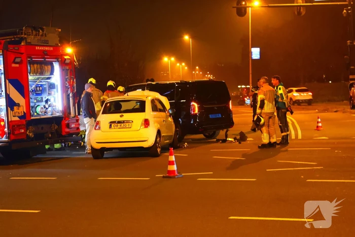 Taxichauffeur door brandweer uit bus bevrijdt