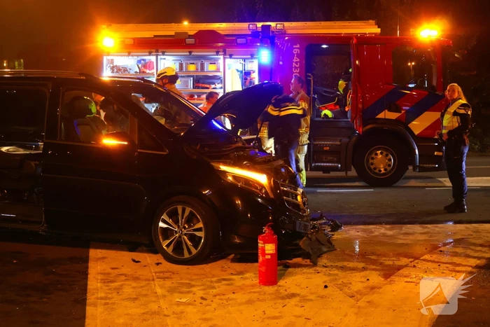 Taxichauffeur door brandweer uit bus bevrijdt