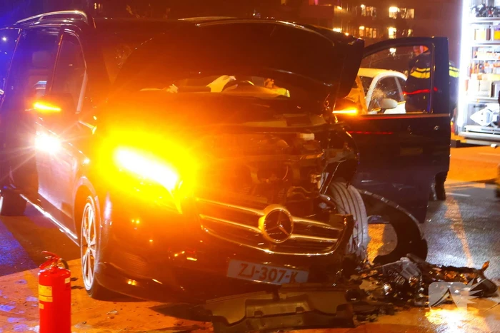 Taxichauffeur door brandweer uit bus bevrijdt