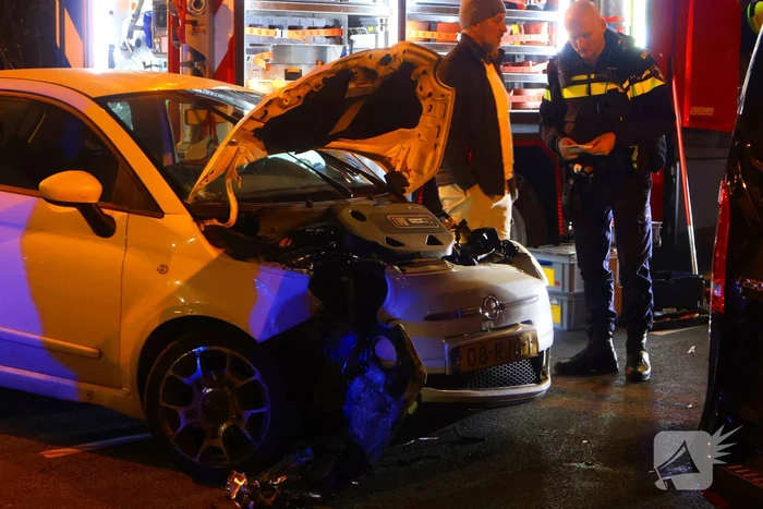 Taxichauffeur door brandweer uit bus bevrijdt