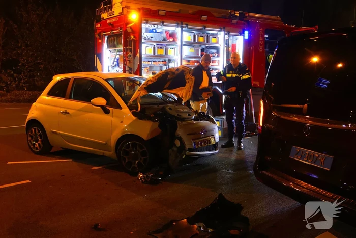 Taxichauffeur door brandweer uit bus bevrijdt