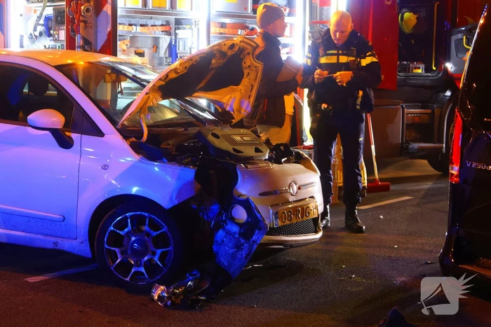 Taxichauffeur door brandweer uit bus bevrijdt