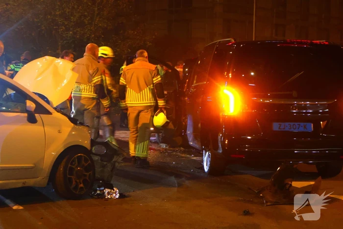 Taxichauffeur door brandweer uit bus bevrijdt