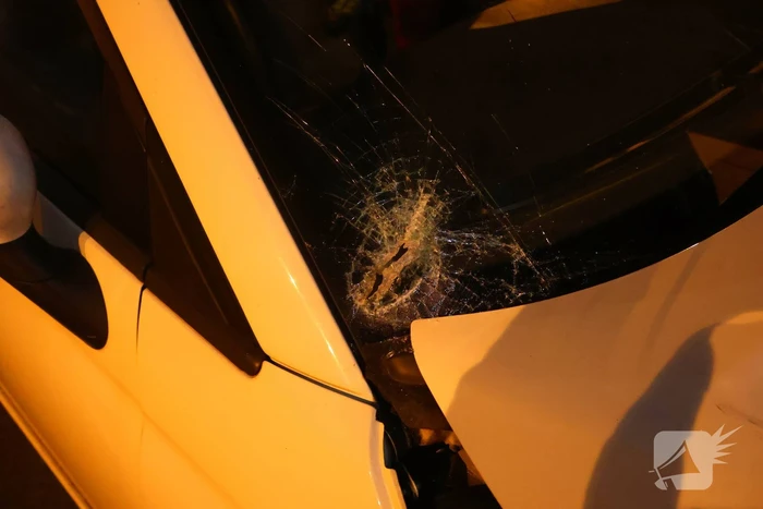 Taxichauffeur door brandweer uit bus bevrijdt