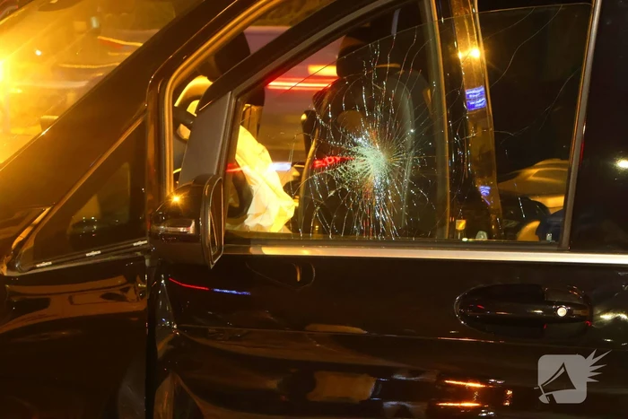 Taxichauffeur door brandweer uit bus bevrijdt