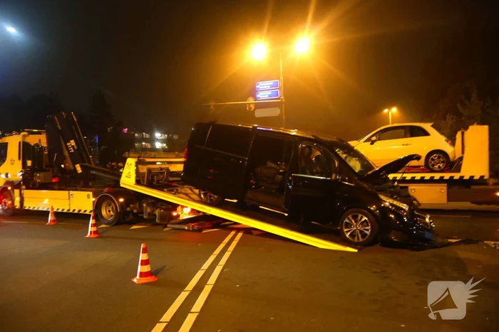 Taxichauffeur door brandweer uit bus bevrijdt