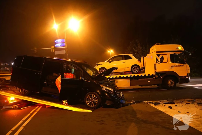Taxichauffeur door brandweer uit bus bevrijdt